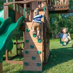 Complex Loc de Joaca SkyFort 3 din lemn de cedru - Centru de exterior multifunctional cu tobogan elicoidal si 3 nivele de joaca Sky Fort III Backyard Discovery  